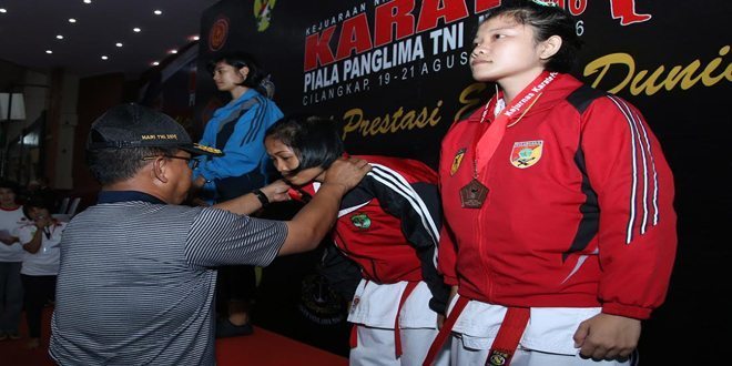 Karateka Wanita TNI Dominasi Kejurnas Karate Piala Panglima TNI Ke-IV Tahun 2016