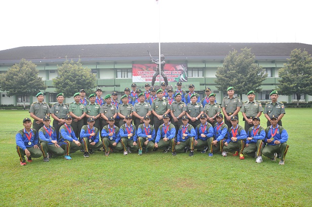 Foto bersama atlit karate Mabesad Piala Panglima TNI III