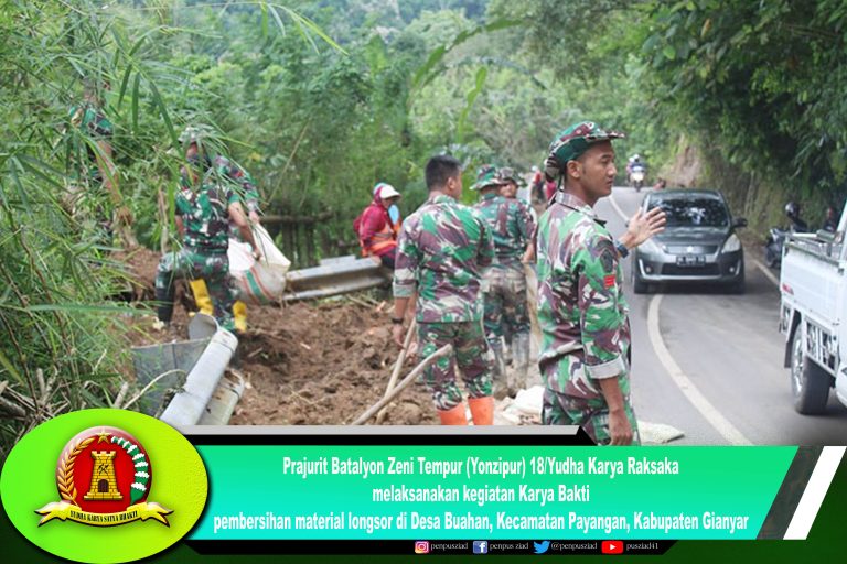 Prajurit Batalyon Zeni Tempur (Yonzipur) 18/Yudha Karya Raksaka melaksanakan kegiatan Karya Bakti pembersihan material longsor di Desa Buahan, Kecamatan Payangan, Kabupaten Gianyar.